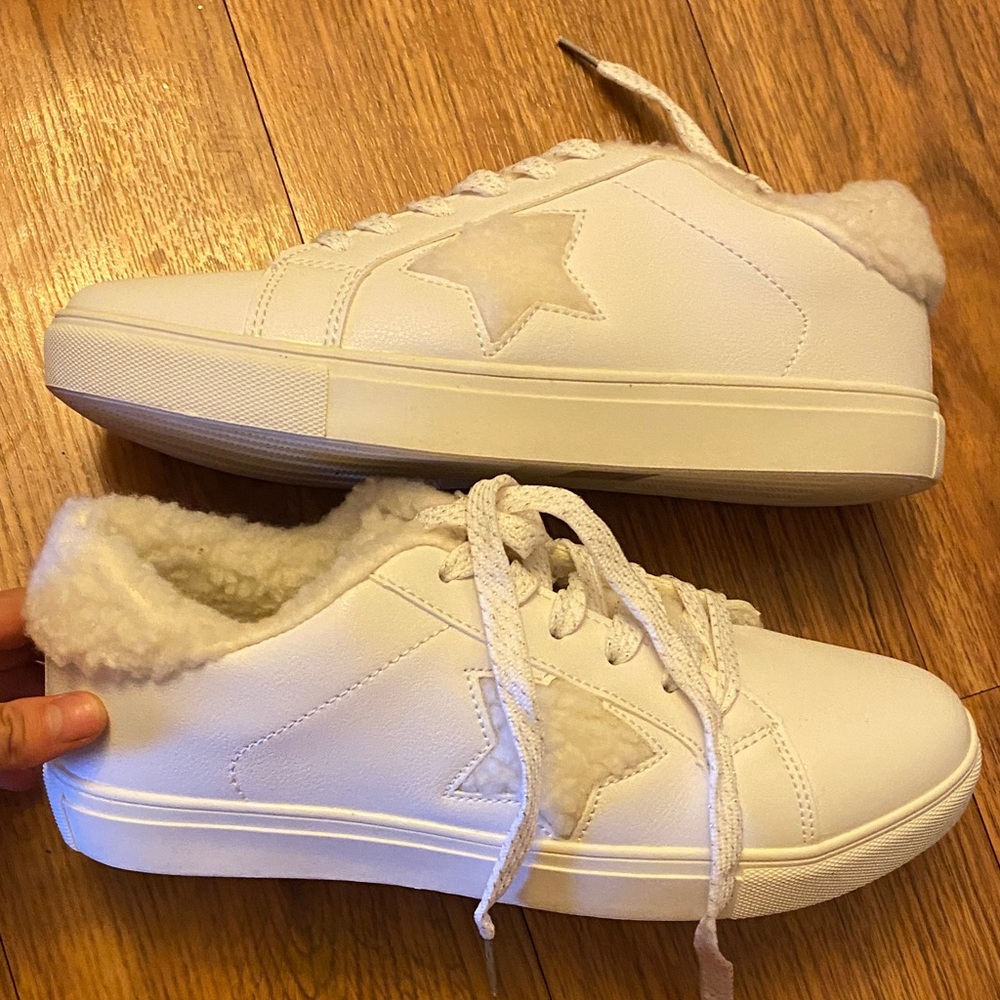 BRAND NEW WOMENS FUZZY STAR SNEAKERS
